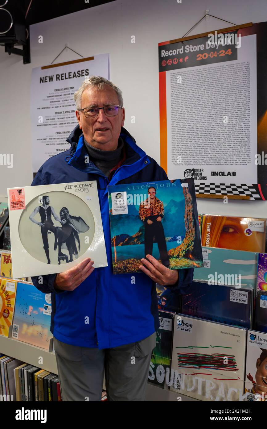 Poole, Dorset, Großbritannien. April 2024. Der Plattenladen von Boiler Room Records in Kingland Crescent, Poole, bereitet sich auf den Record Store Day morgen vor und ermutigt die Leute, lokale Plattenläden zu besuchen und zu unterstützen. Das Geschäft öffnet um 8:00 Uhr und die Warteschlangen werden voraussichtlich auf Hunderte limitierter Auflagen von einer Vielzahl von Künstlern zugreifen, die sie nicht vorher speichern oder vorbestellen können. Legenden wie David Bowie, die nicht mehr bei uns sind, werden beliebte Vinyls sein. Malcolm hält Caribou von Elton John und Fleetwood Mac Gerüchte auf. Quelle: Carolyn Jenkins/Alamy Live News Stockfoto