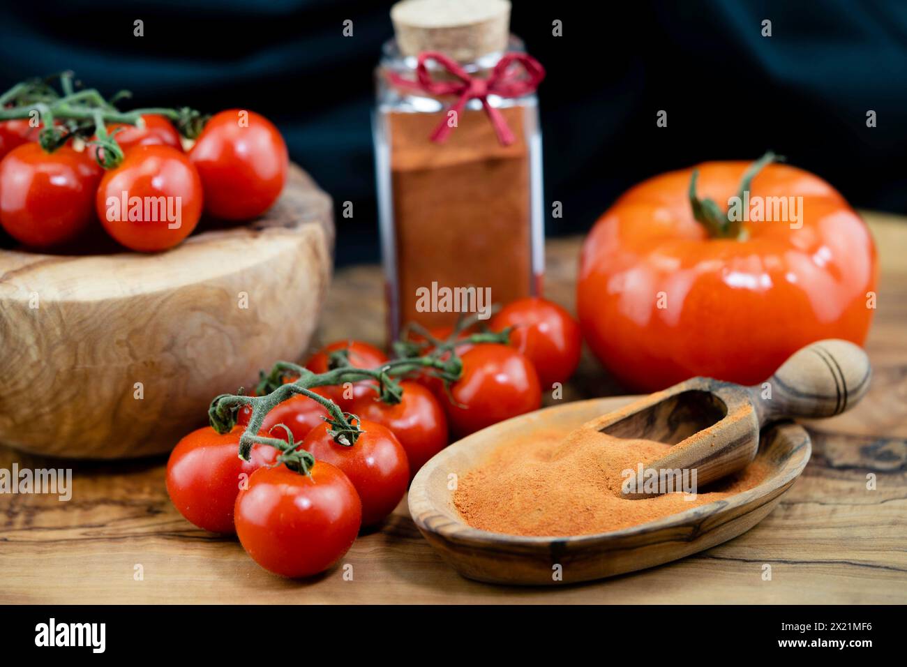 Gartentomaten (Solanum lycopersicum, Lycopersicon esculentum), verschiedene Tomatenarten und Tomatenpulver Stockfoto