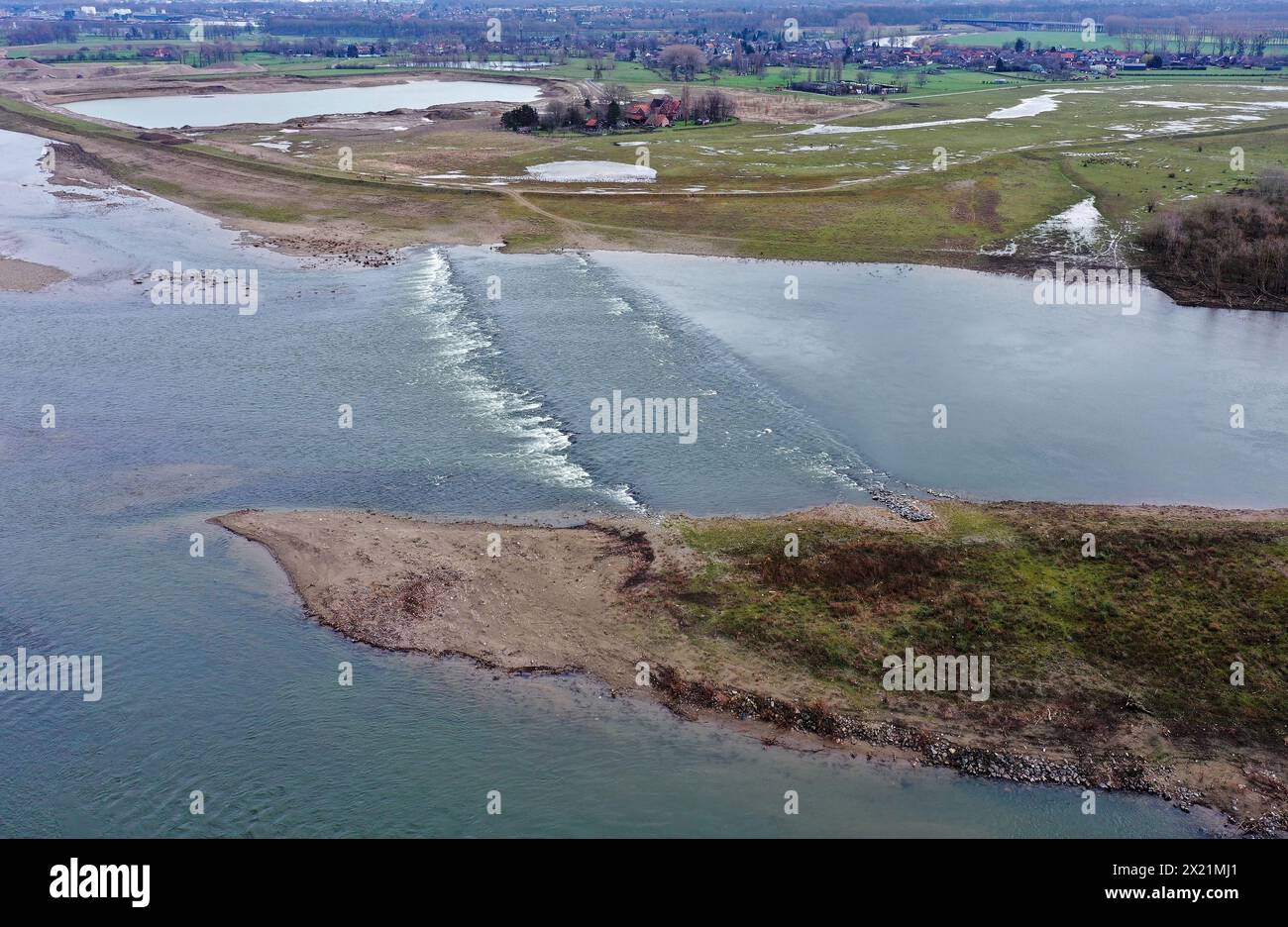 Entfernung von Uferverstärkungen zur Renaturalisierung der Flusslandschaft der Grensmaas, Luftaufnahme, Niederlande Stockfoto