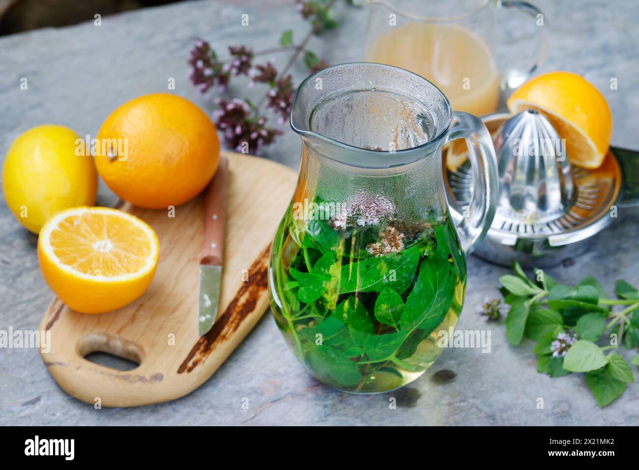 Hausgemachter Eistee aus Kräutertee mit Apfelsaft, Orangensaft, Wasserminze, wildem Marjoram, Schritt 1: Zutaten, Serienbild 1/6 Stockfoto