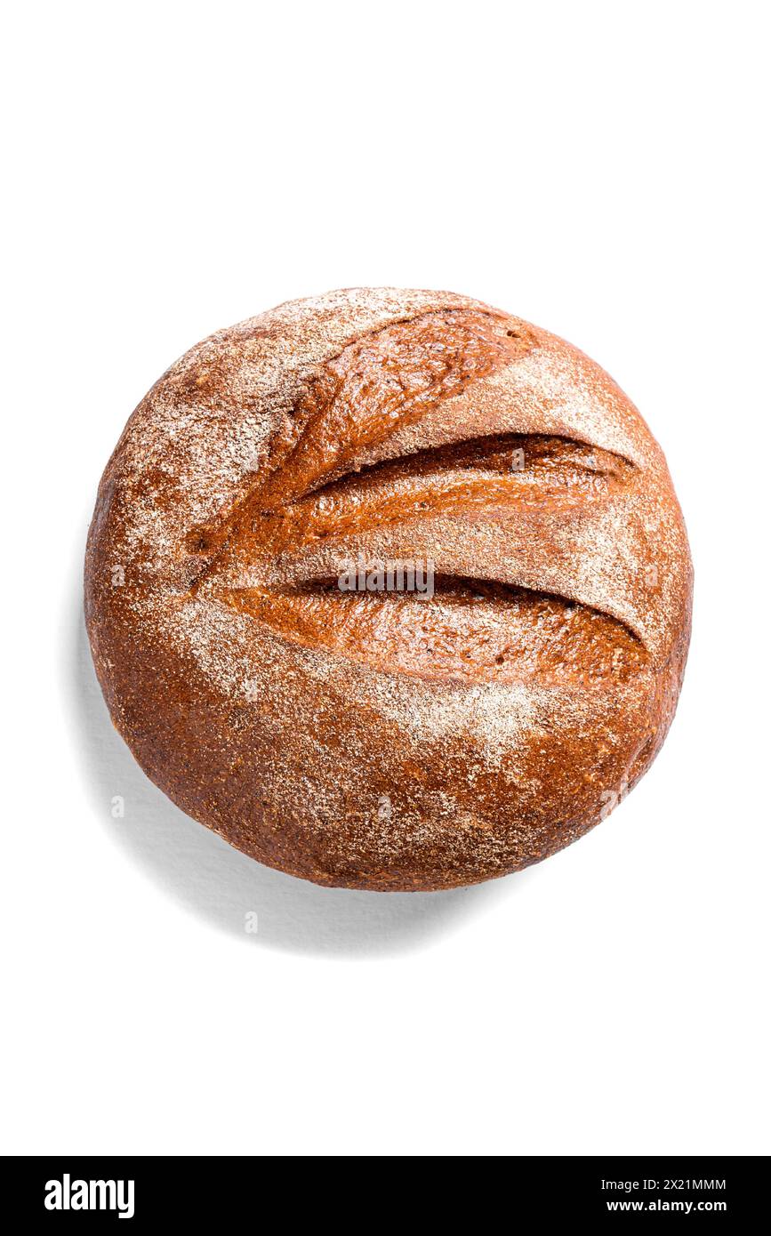 Frisches Sauerteigbrot isoliert auf weißem Hintergrund. Frisch gebackenes hausgemachtes Hefe-Roggenbrot, Designelement. Stockfoto