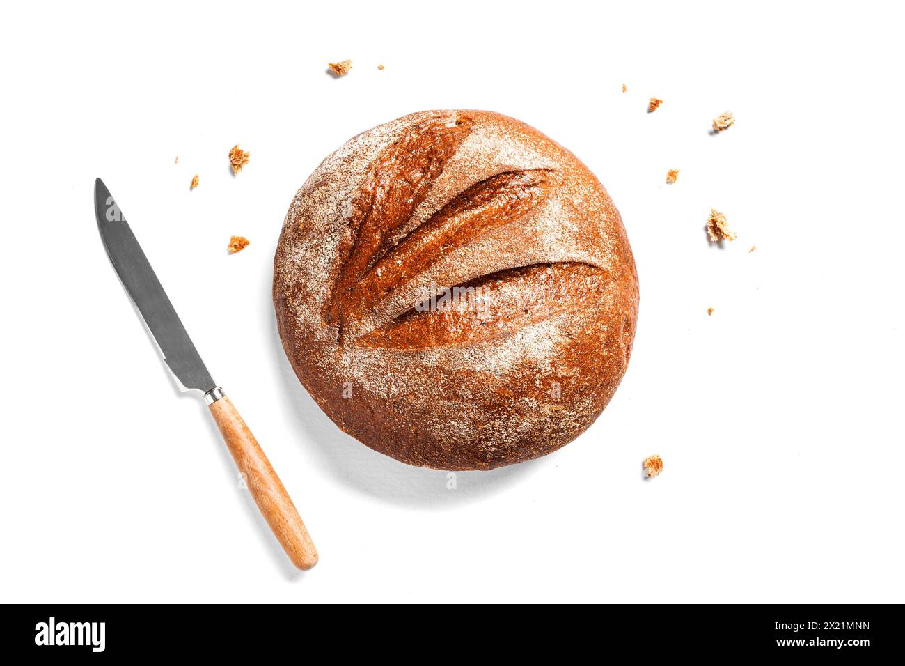 Frisches Sauerteigbrot isoliert auf weißem Hintergrund. Frisch gebackenes, hausgemachtes Hefe-Roggenbrot und Messer, Blick von oben, Kopierraum. Stockfoto