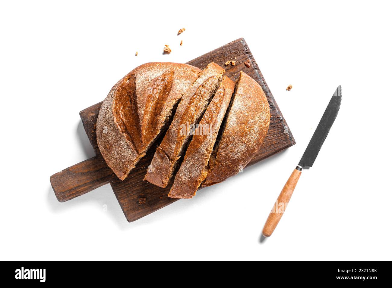 Frisch geschnittenes Sauerteigbrot auf hölzernem Schneidebrett isoliert auf weißem Hintergrund. Hefe Roggen- oder Weizenbrot, Designelement. Stockfoto