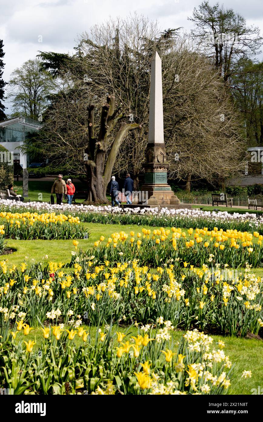 Das Edward Willes Memorial und Tulpen im Frühling, Jephson Gardens, Leamington Spa, Warwickshire, England, UK Stockfoto