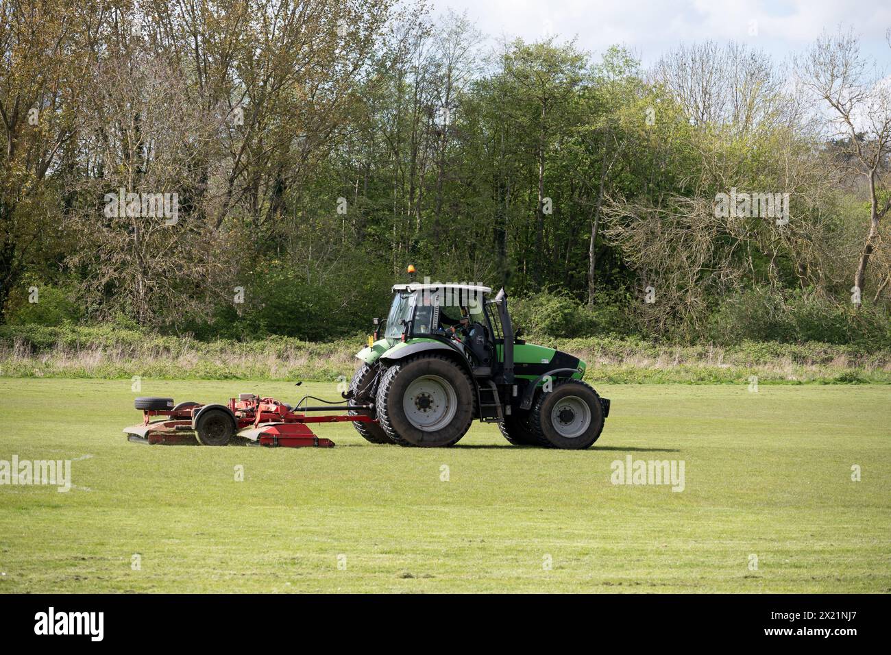 Ein Durst Traktor mäht Sportplätze in Newbold Comyn, Leamington Spa, Warwickshire, England, Großbritannien Stockfoto