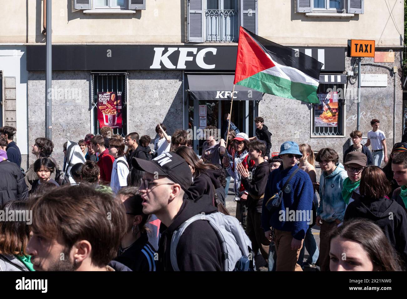 Mailand, Italien. April 2024. Sciopero studentesco per il clima. L.Go Cairoli-P.zza 24 maggio. Azione davanti KFC e McDonald- Cronaca - Milano, Italia - Venerd&#xec; 19. april 2024 (Foto Alessandro Cimma/Lapresse) Studentenstreik für das Klima. Largo Cairoli-Piazza 24. Mai. Aktion vor KFC und McDonald's - Nachrichten - Mailand, Italien - Freitag, 19. April 2024 (Foto Alessandro Cimma/Lapresse) Credit: LaPresse/Alamy Live News Stockfoto