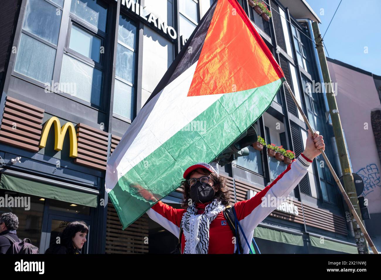 Mailand, Italien. April 2024. Sciopero studentesco per il clima. L.Go Cairoli-P.zza 24 maggio. Azione davanti KFC e McDonald- Cronaca - Milano, Italia - Venerd&#xec; 19. april 2024 (Foto Alessandro Cimma/Lapresse) Studentenstreik für das Klima. Largo Cairoli-Piazza 24. Mai. Aktion vor KFC und McDonald's - Nachrichten - Mailand, Italien - Freitag, 19. April 2024 (Foto Alessandro Cimma/Lapresse) Credit: LaPresse/Alamy Live News Stockfoto