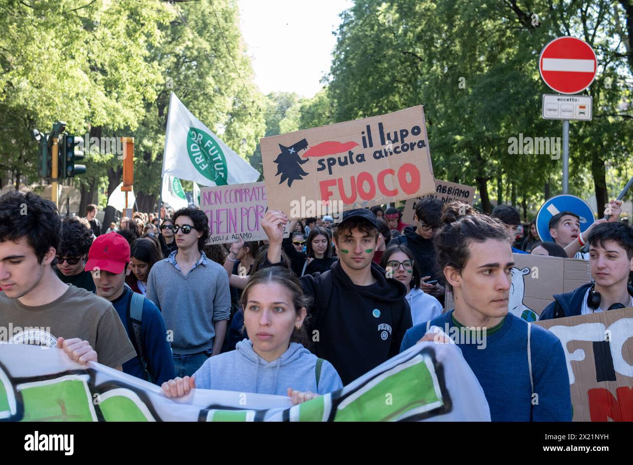 Mailand, Italien. April 2024. Sciopero studentesco per il clima. L.Go Cairoli-P.zza 24 maggio. Partenza del Corteo. - Cronaca - Mailand, Italien - Venerd&#xec; 19. april 2024 (Foto Alessandro Cimma/Lapresse) Studentenstreik für das Klima. Largo Cairoli-Piazza 24. Mai. - Nachrichten - Mailand, Italien - Freitag, 19. April 2024 (Foto Alessandro Cimma/Lapresse) Abreise der Prozession. Quelle: LaPresse/Alamy Live News Stockfoto