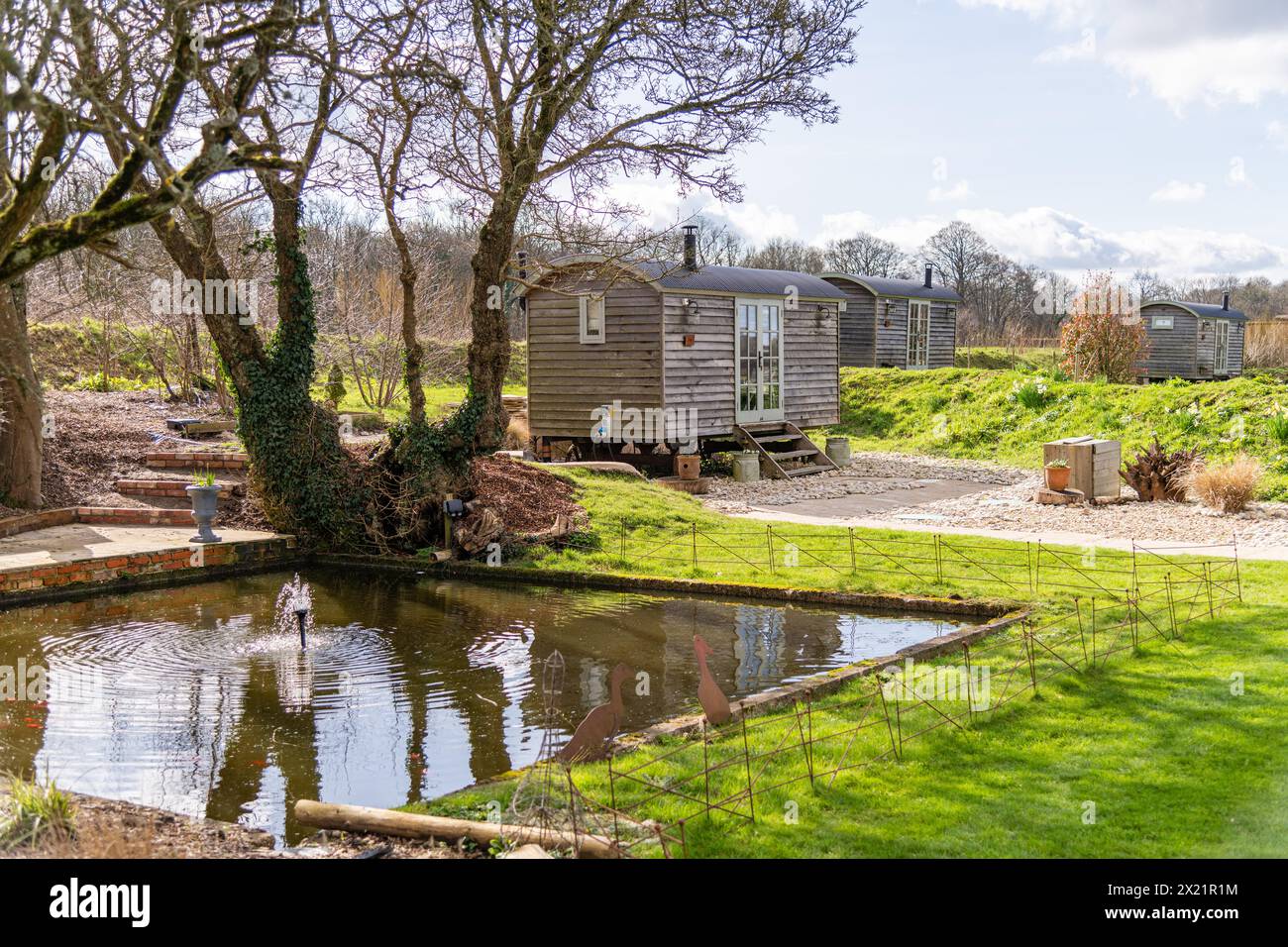 Hütten für Gäste an einem Hochzeitsort auf der Botley Hill Farm in Surrey, Großbritannien Stockfoto