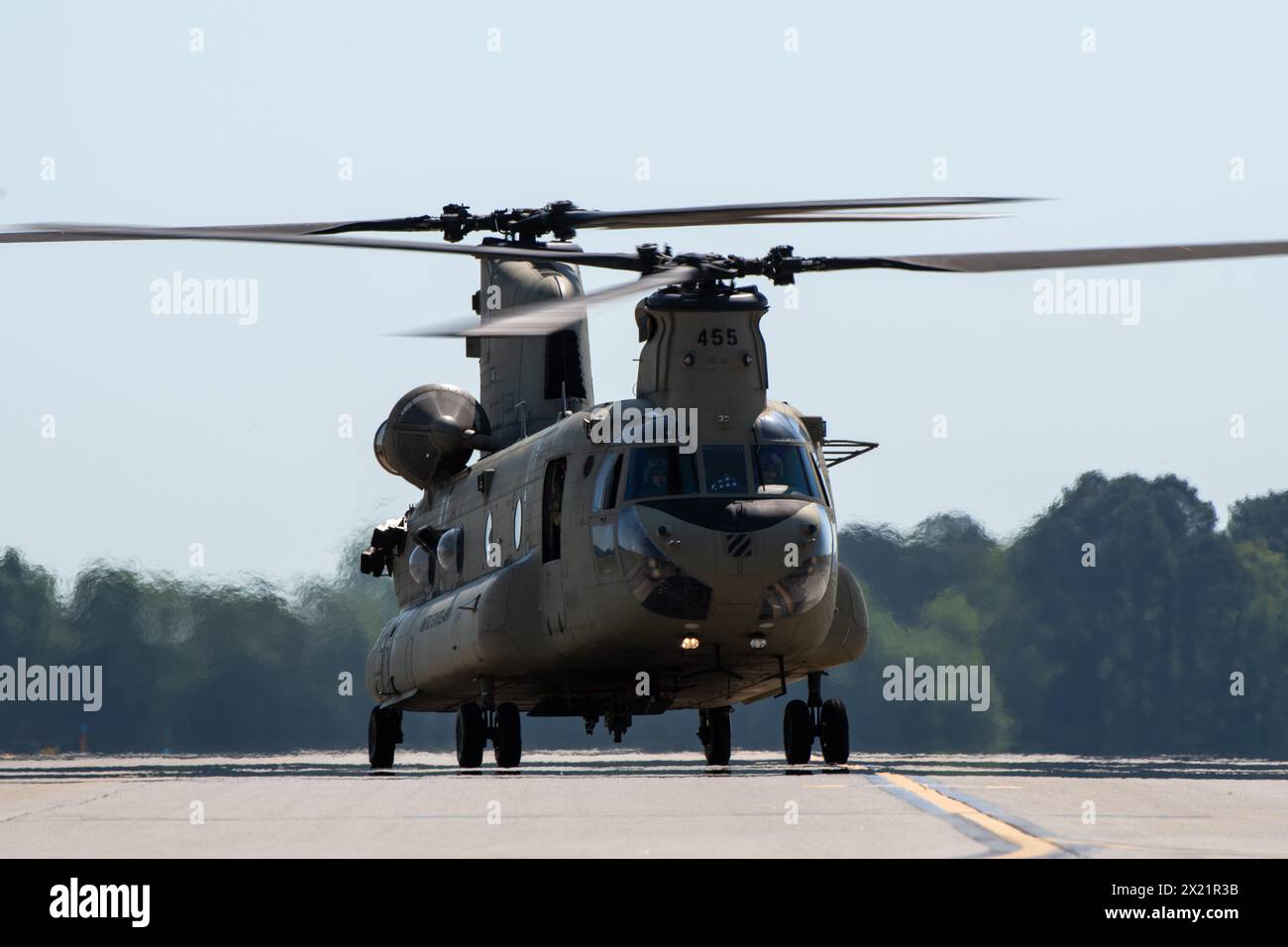 Ein CH-47 Chinook der U.S. Army kommt am 18. April 2024 zur Charleston Airshow in der Joint Base Charleston, South Carolina. Die Flugschau wird eine Variation beinhalten Stockfoto