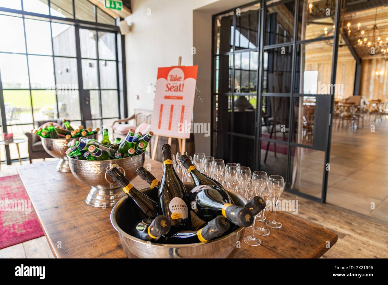 Bier-, Champagner- und Prosecco-Flaschen in Eiskübeln für Gäste bei Hochzeitsempfang auf der Botley Hill Farm in Surrey, Großbritannien Stockfoto