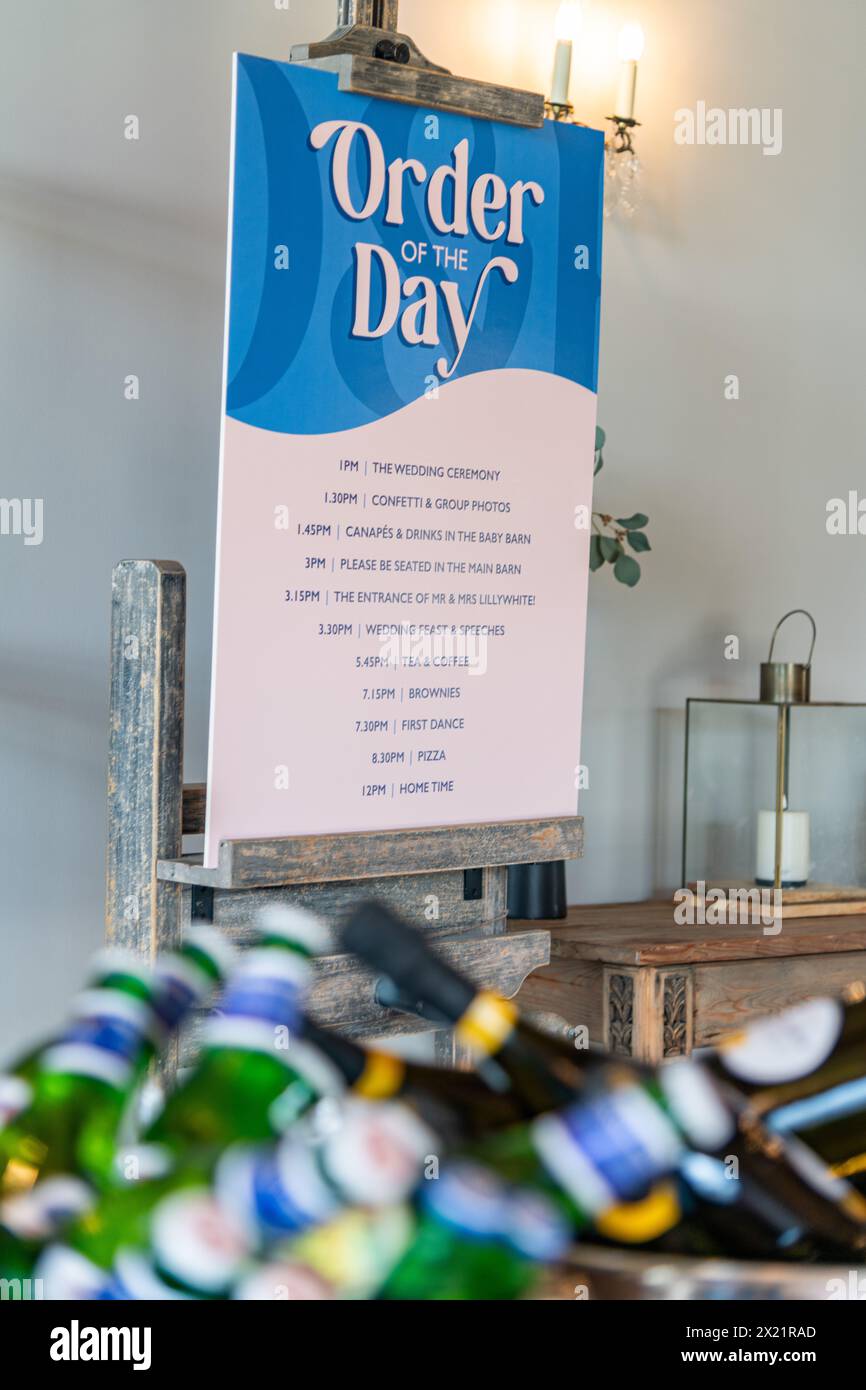Ein Tagesordnungspunkt für Gäste bei einem Hochzeitsempfang auf der Botley Hill Farm in Surrey, Großbritannien Stockfoto