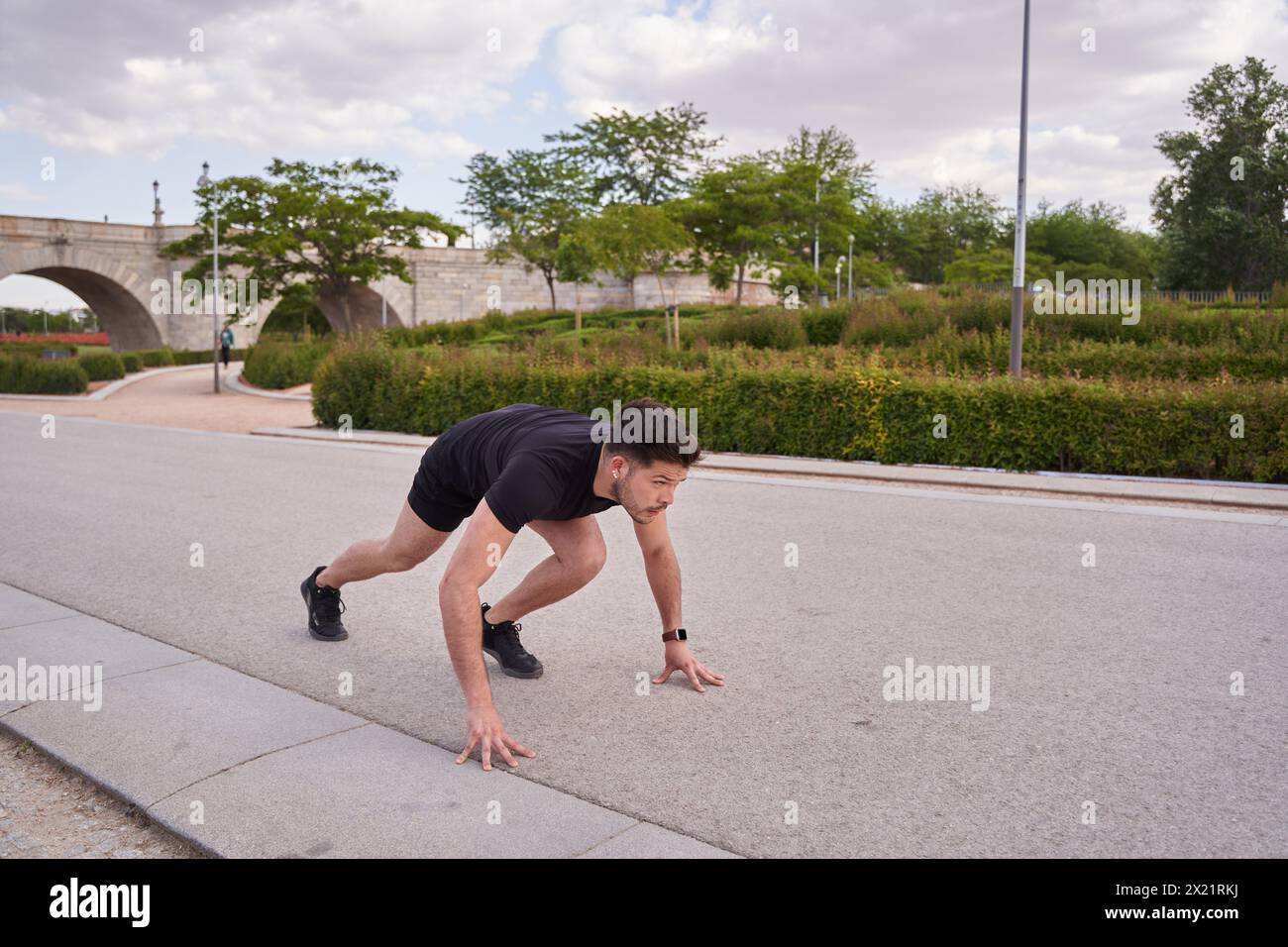 Sportmann beginnt zu laufen. Junger Mann, der in der Stadt joggt Stockfoto