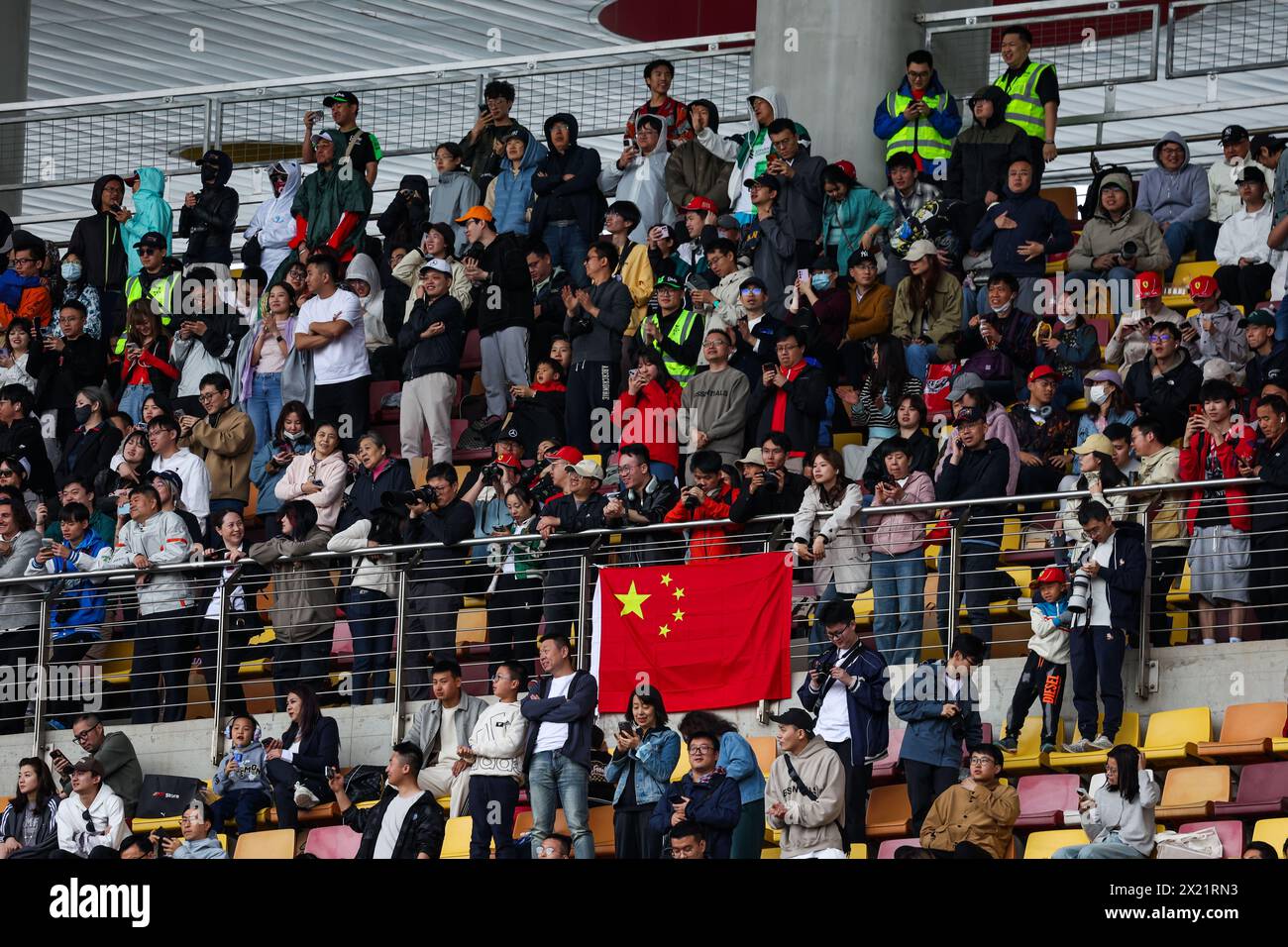 Shanghai, China, 19.04.2024. Fans auf den Tribünen während des Formel 1 Lenovo Chinese Grand Prix 2024, 5. Runde der Formel 1 Weltmeisterschaft 2024 vom 19. Bis 21. April 2024 auf dem Shanghai International Circuit in Shanghai, China Credit: Independent Photo Agency/Alamy Live News Stockfoto