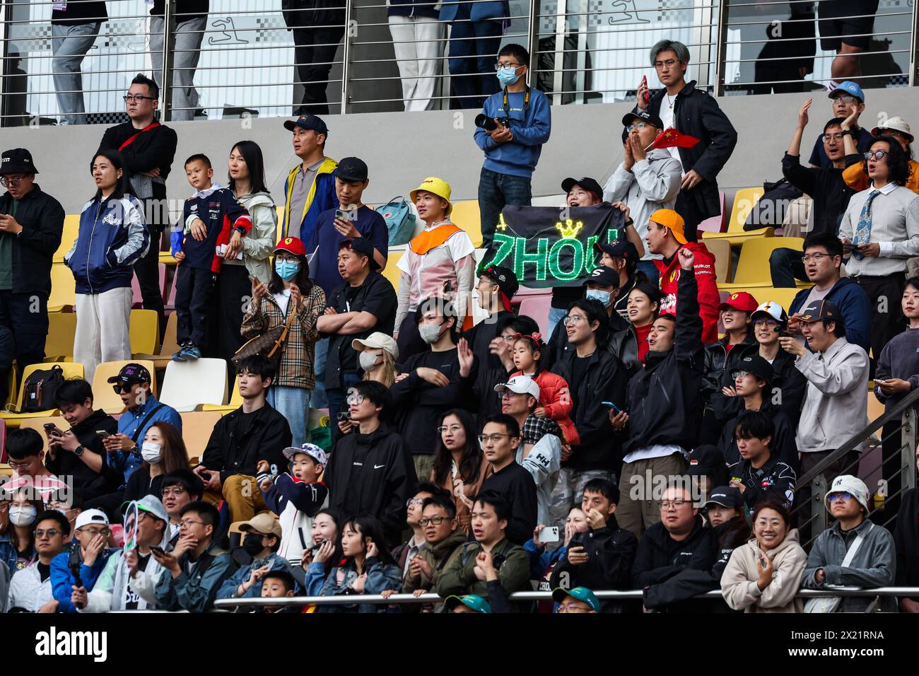 Shanghai, China, 19.04.2024. Fans von Zhou auf den Tribünen während des Formel 1 Lenovo Chinese Grand Prix 2024, 5. Runde der Formel 1 Weltmeisterschaft 2024 vom 19. Bis 21. April 2024 auf dem Shanghai International Circuit, in Shanghai, China Credit: Independent Photo Agency/Alamy Live News Stockfoto