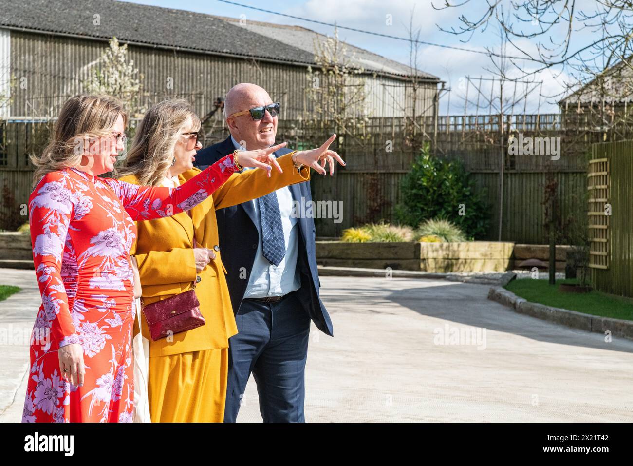 Hochzeitsgäste Freunde und Familie, die nach draußen zeigen, auf der Botley Hill Farm in Surrey, Großbritannien Stockfoto