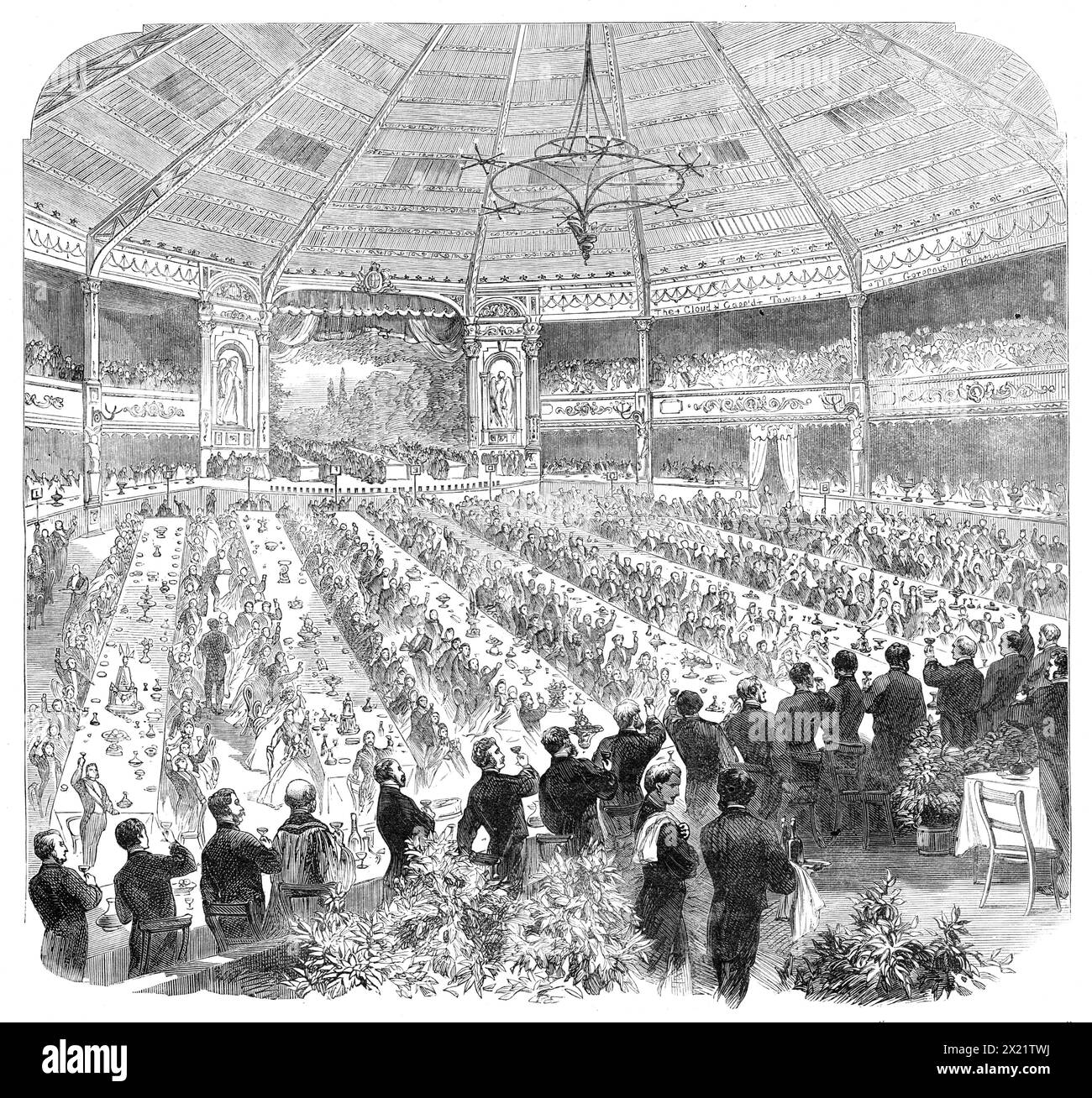 The Shakspeare Commemoration: Bankett im Pavillon von Stratford-on-Avon... The Earl of Carlisle schlägt „The Memory of Shakespeare“ vor, 1864. "...der Pavillon... war so gebaut, dass er abwechselnd den Zwecken eines Speisesaals, eines Theaters und eines Ballsaals dienen konnte. Der obere Tisch, der dem Präsidenten und den angesehensten Gästen vorbehalten war, wurde anstelle des beweglichen Orchesters vor die Bühne gestellt. Hinter dem Tisch standen die Reporter, und hinter diesen wiederum der Chor der Stratford Church, der das Geschehen mit etwas Vokalmusik belebte. Der Boden davor Stockfoto
