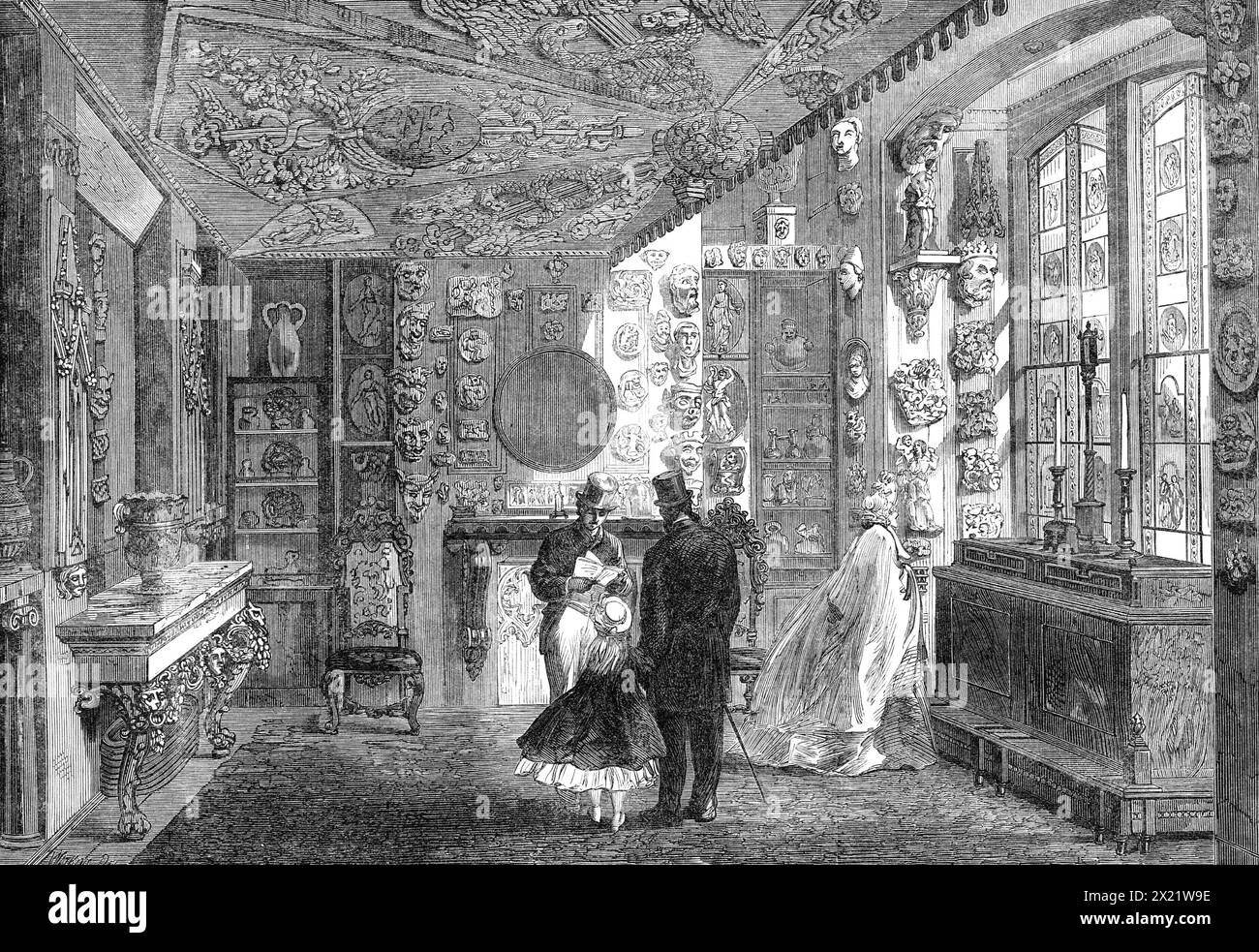 Sir John Soane's Museum in Lincoln's-Inn-Fields: The Monks' Parlour, 1864. „Wir steigen jetzt zum Mönchssaal ab, dessen Decke und Wände größtenteils mit Bruchstücken und Abgüssen kirchlicher und anderer Strukturen bedeckt sind, Schnitzereien aus Holz und Elfenbein, gravierten Messing; Vasen in alten peruanischen Gräbern, bemalten Glas, &amp;c.; und eine feine flämische Schnitzerei, in Holz, der Kreuzigung. Aus Illustrated London News, 1864. Stockfoto