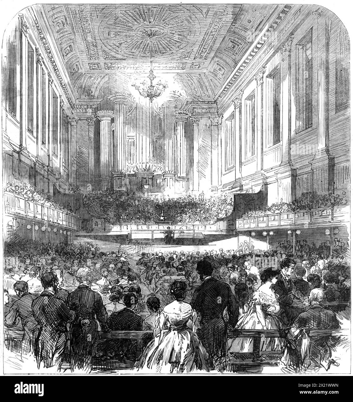 Sitzung der British Association in Birmingham: Professor Phillips, der Präsident, hielt die Antrittsrede in der Townhall, 1865. "Es waren wahrscheinlich etwa 1500 Damen und Herren anwesend, aber der Saal ist so groß, dass selbst ein viel größeres Publikum den Platz kaum voll erscheinen lassen würde. Das Dach und die Säulen sind üppig dekoriert, während die Galerien und der Bereich ziemlich einfach sind. Die Ansammlung von Gelehrten auf der Plattform war imposant genug... es gab Sir Charles Lyell, Professor Phillips, Sir Roderick Murchison und ein starkes Muster der Bekanntheit der Wissenschaft Stockfoto