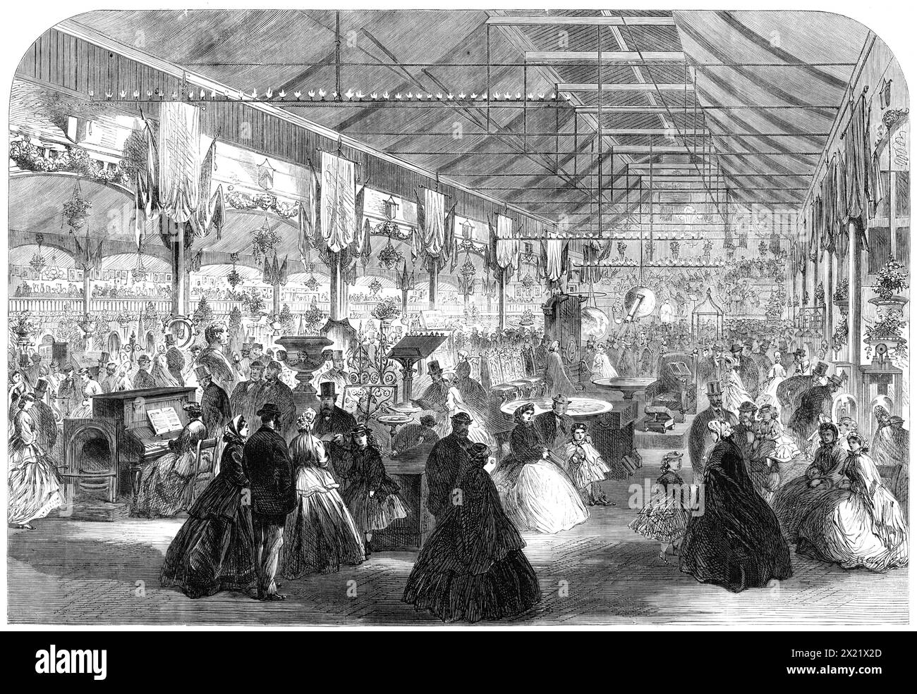 Industriemesse für Arbeitsmänner in Bingley Hall, Birmingham, 1865. Die Bingley Hall war die erste zweckgebaute Ausstellungshalle in Großbritannien. "Die angezeigten Artikel haben verschiedene Zeichen. Die Grundnahrungsmittel der lokalen Industrie stehen natürlich im Vordergrund; beim Stempeln gibt es ein oder zwei wundervolle Exemplare; beim Mechanismus gibt es eine große Vielfalt; bei der Eisenherstellung, bei Möbeln, Sattlerwaren, bei der Messinggießerei, Schmuck, Pappmacherei&#xe9; Waren, Schnitzereien und Vergoldung, es gibt eine gute Ausstellung. Es gibt zahlreiche Modelle, in denen viel Geschick und geschickte Handwerkskunst gezeigt wird; eines dieser Repressalien Stockfoto