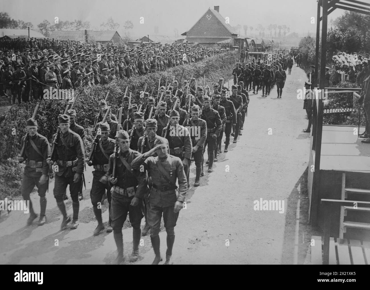 US-Soldaten wurden von King Geo. Zwischen 1915 und 1920 überprüft. Amerikanische Soldaten wurden von George V. (1865–1936) während des Ersten Weltkriegs überprüft Stockfoto