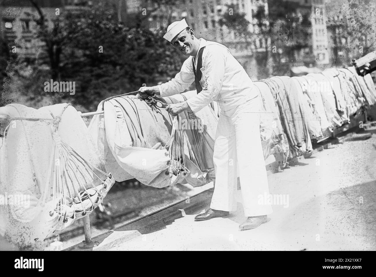 W.J. Reilly, 1917 oder 1918. William J. Reilly, Sergeant in der Navy und Varieté-Interpret, der patriotische Lieder als Sailor Reilly aufnahm. Er ist auf der USS Recruit, einem hölzernen Modell eines Schlachtschiffs, das von der Navy am Union Square in New York City gebaut wurde, um Seeleute zu rekrutieren und Liberty Bonds während des Ersten Weltkriegs zu verkaufen Stockfoto