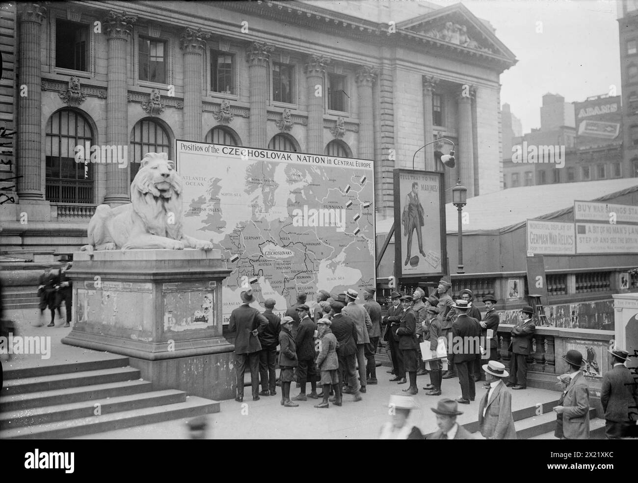 Karte mit der Lage der Tschechoslowakei in Mitteleuropa, 13. September 1918 (Datum der Erstellung oder Veröffentlichung später). Eine große Karte der Tschechoslowakei vor der New York Public Library während des Ersten Weltkriegs Ein großes Gemälde des Plakats "sag das den Marines!" Von James Montgomery Flagg befindet sich neben der Karte. Stockfoto Karte mit der Lage der Tschechoslowakei in Mitteleuropa, 13. September 1918 (Datum der Erstellung oder Veröffentlichung später). Eine große Karte der Tschechoslowakei vor der New York Public Library während des Ersten Weltkriegs Ein großes Gemälde des Plakats "sag das den Marines!" Von James Montgomery Flagg befindet sich neben der Karte. Stockfoto