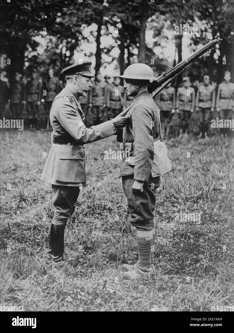 King Geo Dekorates American, 5. Oktober 1918 (Datum der Erstellung oder Veröffentlichung später). König Georg V. von Großbritannien (1865–1936) überreichte während des Ersten Weltkriegs eine Medaille an einen amerikanischen Soldaten in Frankreich Stockfoto