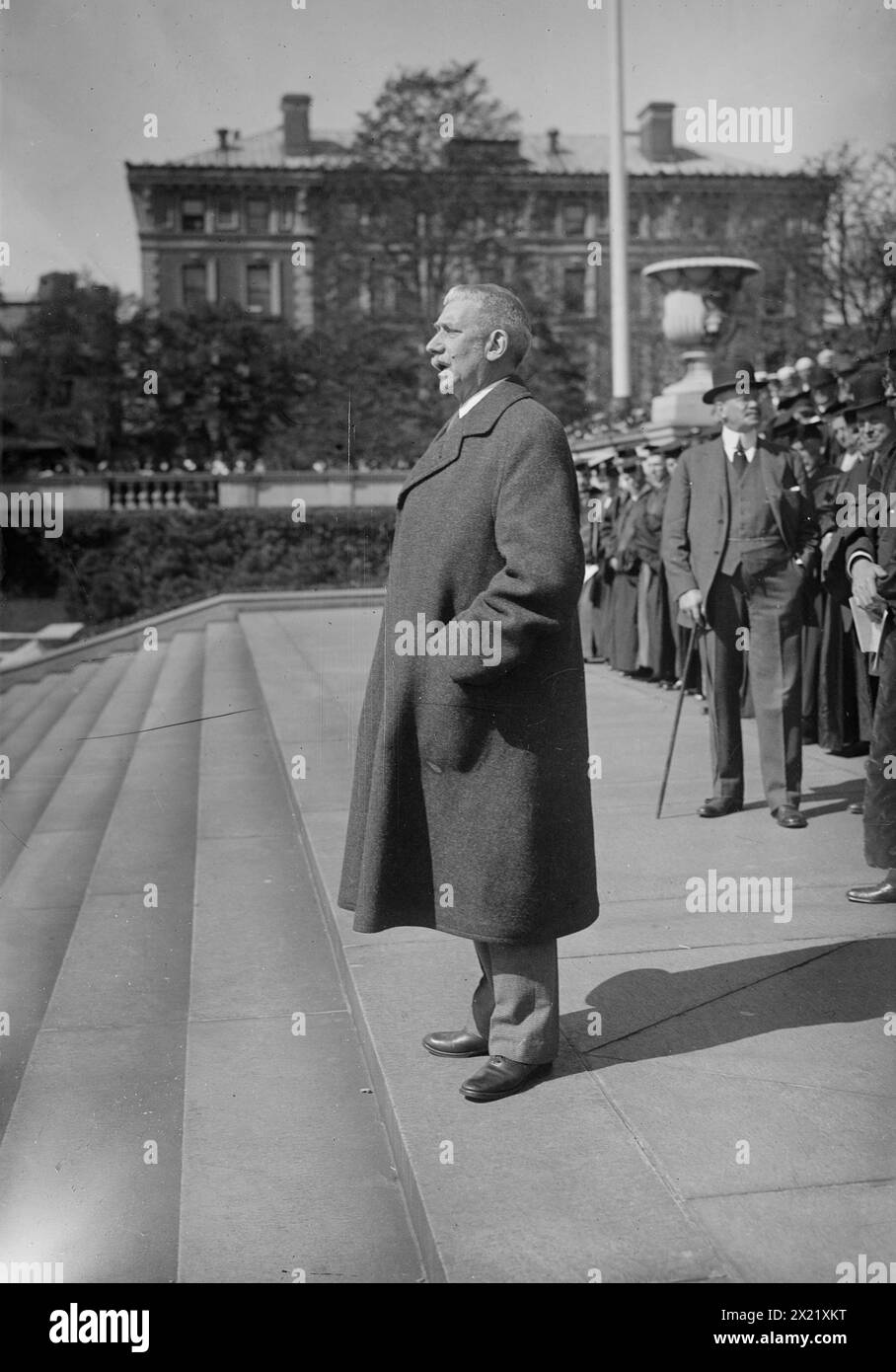 E. Wurzel, zwischen c1915 und c1920. Der ehemalige Kriegsminister Elihu Root (1845–1937) hielt am 1. Oktober 1918 während des Ersten Weltkriegs eine Rede auf einer Versammlung des Student Army Training Corps und anderer auf den Stufen der Low Memorial Library, Columbia University, New York City Stockfoto