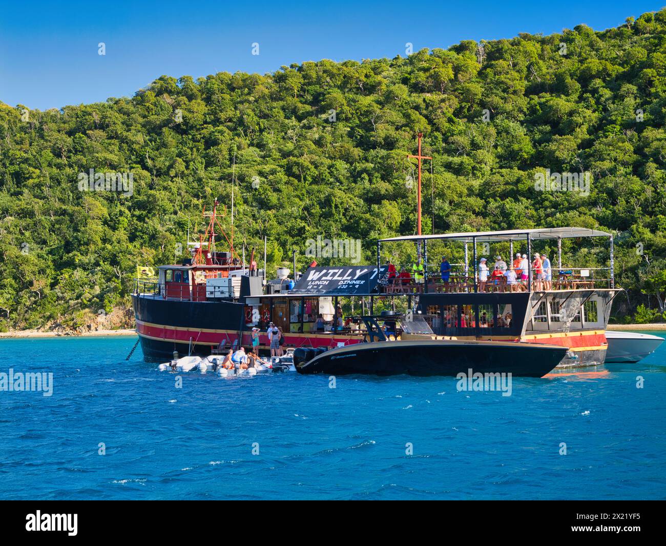 Norman Island, BVI - 23. Januar 2024: Das berühmte schwimmende Restaurant und Bar Willy TS in der Bucht, Norman Island, BVI. Entspanntes Essen in einem beliebten destin Stockfoto