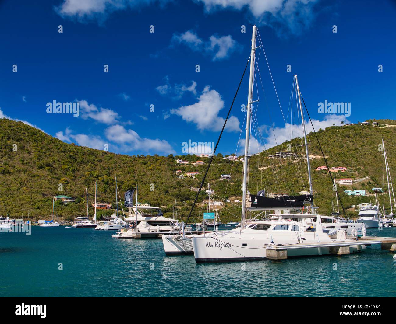 Tortola, BVI - 23. Januar 2024: Freizeitboote liegen an der Soper's Hole Marina auf der westlichen Seite von Tortola vor dem Frenchman's Cay. Auf eine ruhige, sonnige Zeit Stockfoto