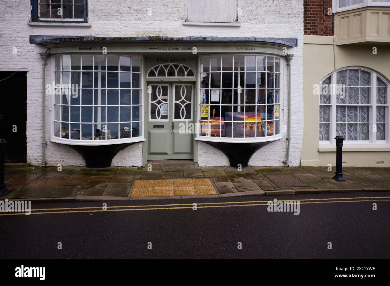 Bogenladen mit Doppelfront in der Old Bridlington High Street mit verzierten Doppeltüren Stockfoto