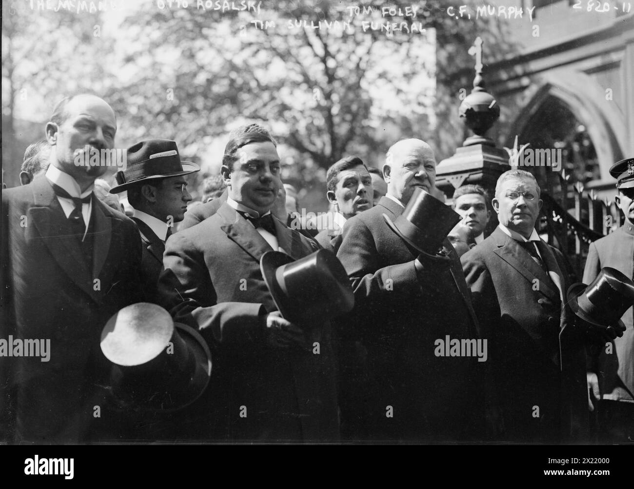 Die Beerdigung von McManus, Otto Rosalsky, Tom Foley, C.F. Murphy, Tim Sullivan, 1913. zeigt Tammany-Chef Charles Francis Murphy, Richter Otto Rosalsky, The McManus und Tom Foley, die bei der Beerdigung des New York Tammany Hall-Politikers Timothy (Big Tim) Daniel Sullivan (1862–1913) in St. Patrick's Old Cathedral, The Bowery, New York City, 15. September 1913. Stockfoto