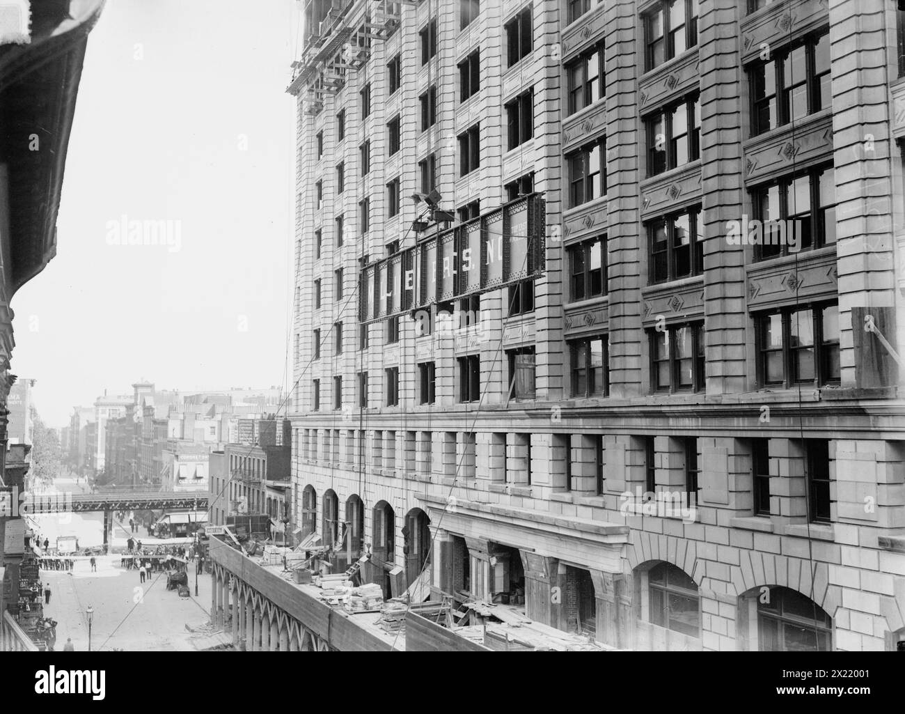 Anheben eines 46-Tonnen-Trägers auf Cons Gas Co's Gebäude, 1913. Zeigt das Gebäude der Consolidated Gas Company, 15th und Irving, New York City. Stockfoto