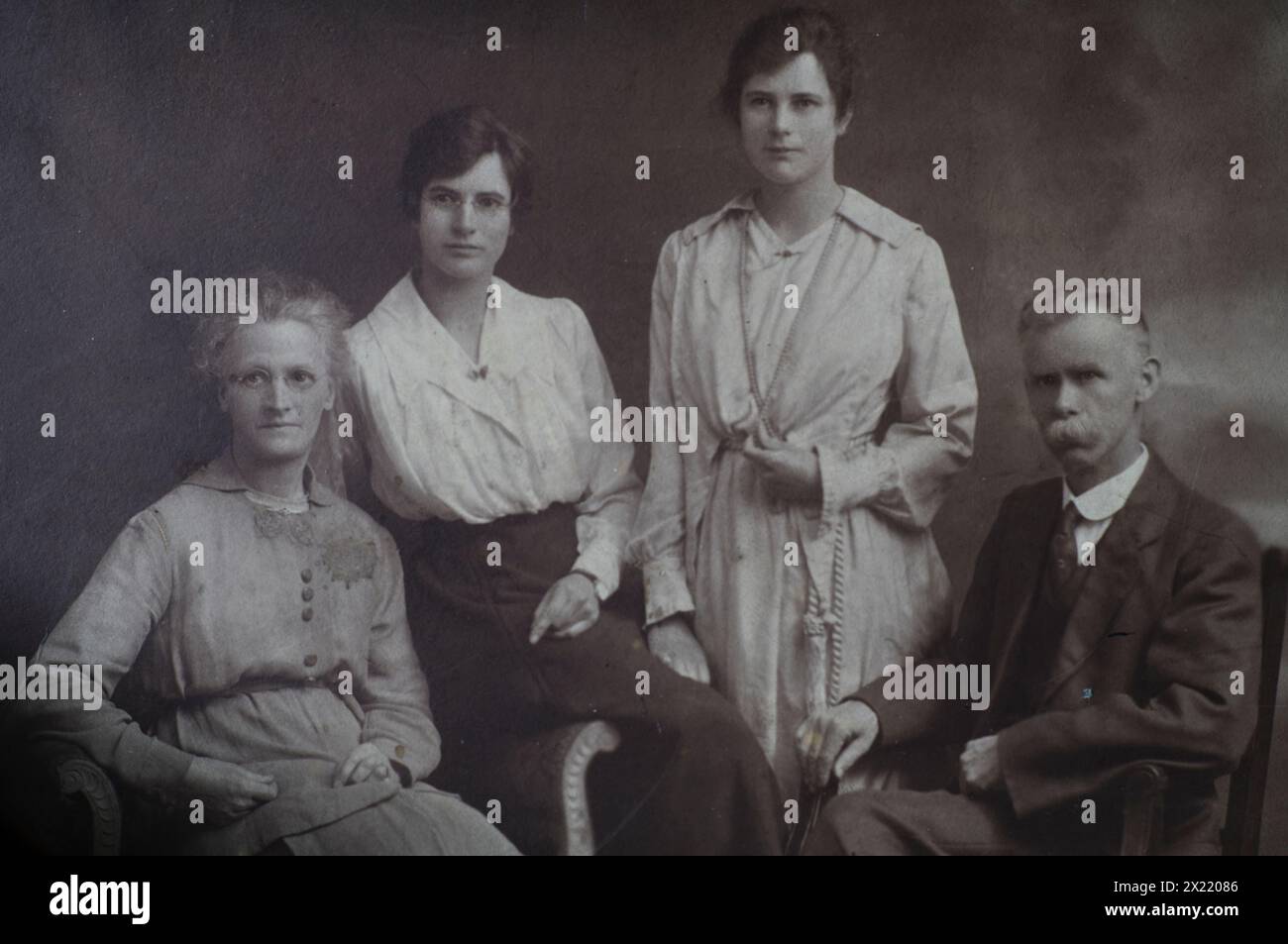 Frances und Walter Whurr mit Laura und Alice Day in Ipswich um 1914 Stockfoto