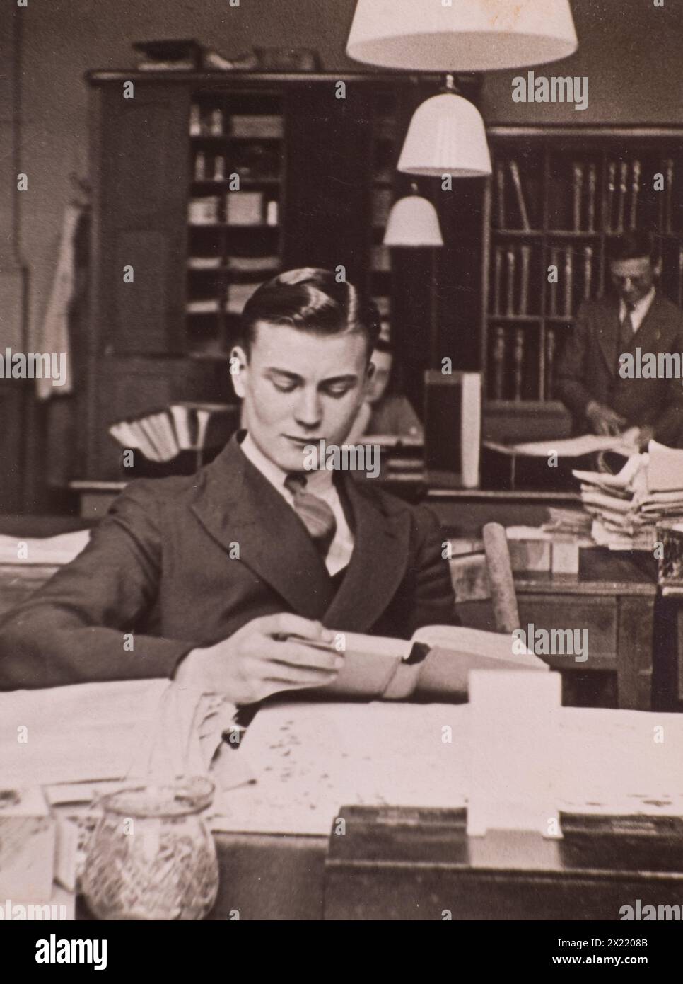 Ron Watson (17 Jahre) arbeitete 1938 in Burlington House, London Stockfoto