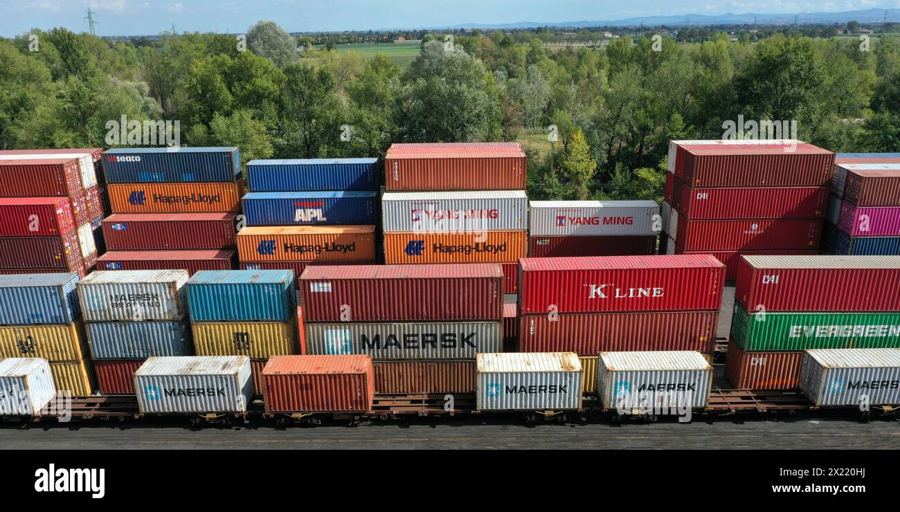 Ein Haufen intermodaler Container in verschiedenen Farben, die an Bord eines Frachtcontainers geladen werden können. Konzept der Standardfracht-gerechten Versandart Stockfoto