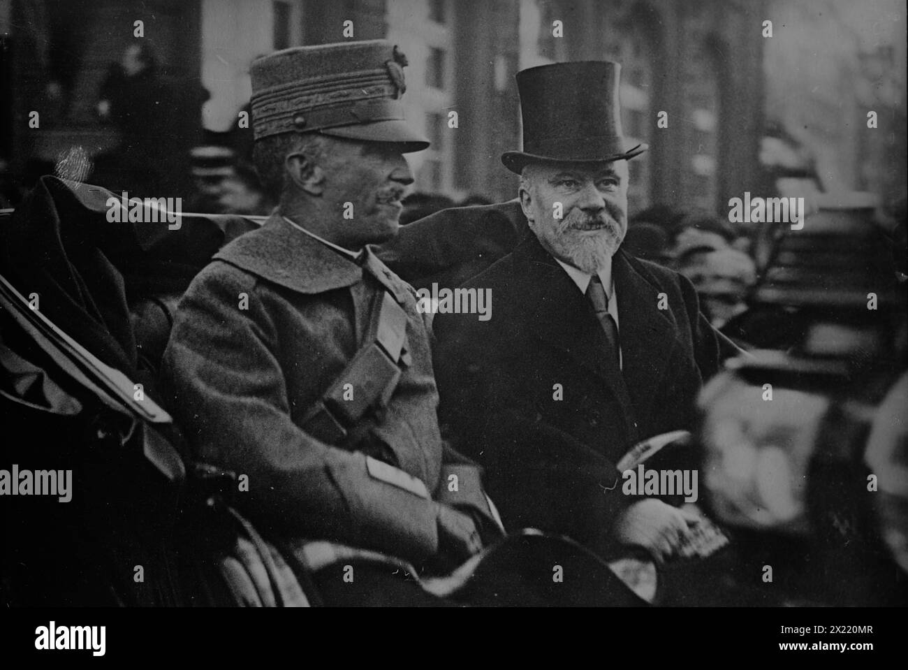 König von Italien &amp; Raymond Poincare, 1918. Zeigt König Victor Emanuel III. (1869–1947) von Italien mit Raymond Poincare&#xb4; (1860–1934), Präsident von Frankreich. Stockfoto