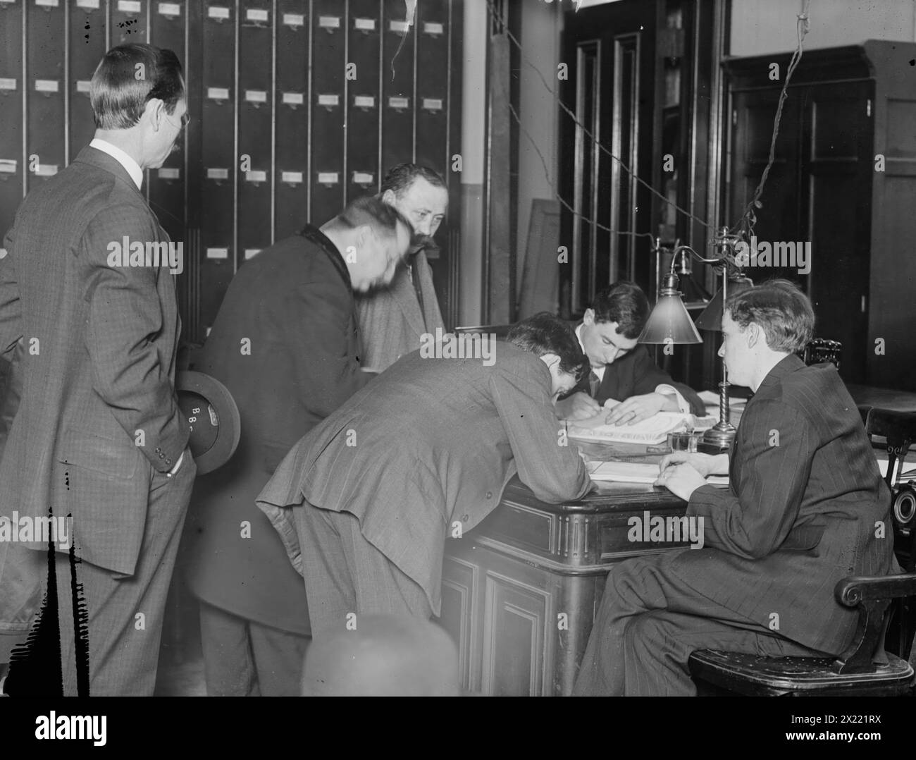 Neue Bürger unterzeichnen Einbürgerungspapiere in Richterkammern, 1910. Stockfoto