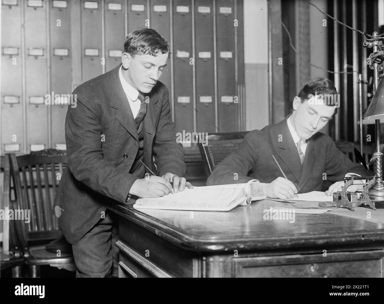 Zwei neue Bürger unterschreiben in Richterkammern, 1910. Stockfoto