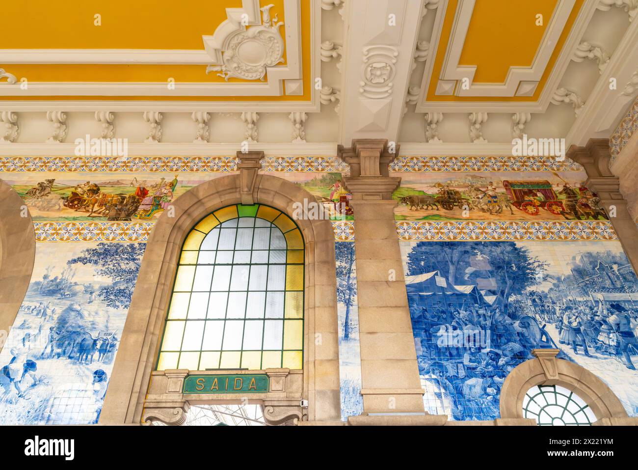 Wunderschön bemalte Fliesen im Bahnhof São Bento in Porto, Portugal. Stockfoto