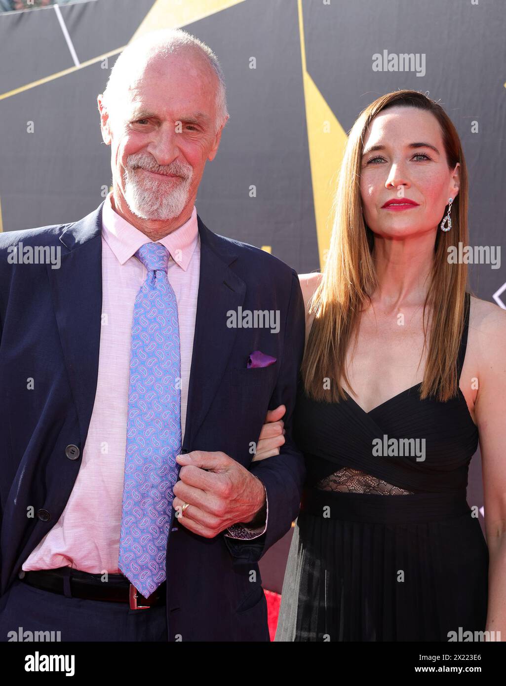 Hollywood, Ca. April 2024. Keith Carradine, Hayley DuMond beim TCM Classic Film Festival Opening Night: Pulp Fiction am 18. April 2024 im TCL Chinese Theater IMAX in Hollywood, Kalifornien Credit: Faye Sadou/Media Punch/Alamy Live News Stockfoto