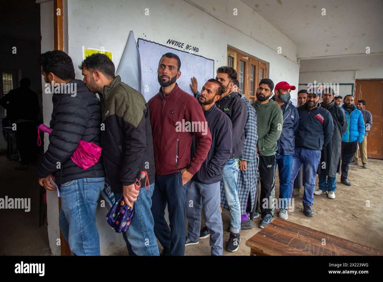 Während der ersten Phase der Parlamentswahlen in Lok Sabha, dem Unterhaus der indischen Parlamentswahlen in einem hügeligen Dorf in Banihal, einem Gebiet im Bezirk Ramban im Wahlkreis Udhampur, warten die Menschen in einer Warteschlange, um ihre Stimme vor einem Wahllokal abzugeben. Die Parlamentswahlen 2024 in Lok Sabha (Unterhaus des Parlaments) sind die ersten großen Wahlen in Jammu und Kaschmir, seit Neu-Delhi 2019 Artikel 370, den halbautonomen Sonderstatus der Region, widerrief. Die Abstimmung in Indien, der größten Demokratie der Welt, soll in sieben Phasen zwischen dem 19. April und dem 1. Juni stattfinden. Stockfoto