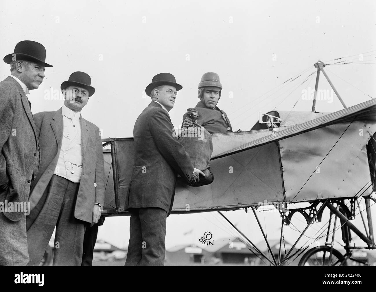 P.M. Morgan, P.M.G. Hitchcock, &amp; Ovington, 1911. Zeigt den ersten offiziellen Luftpostflug in den Vereinigten Staaten mit dem Piloten Earle Lewis Ovington (1879–1936) in einem Bleriot XI Flugzeug, Postmeister General Frank Harris Hitchcock (1867–1935) und Edward M. Morgan, Postmeister von New York, 23. September 1911. Das Foto wurde am Nassau Boulevard Aerodrome International Aviation Meet in Garden City, Long Island, New York aufgenommen. Stockfoto