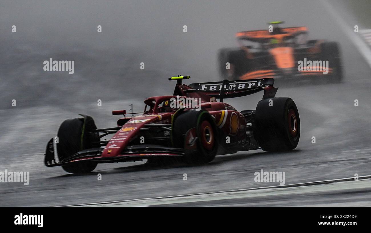Shanghai, China. April 2024. Ferraris spanischer Fahrer Carlos Sainz tritt am 19. April 2024 beim Sprint-Qualifying des Formel-1-Grand Prix in China auf dem Shanghai International Circuit an. Quelle: Xia Yifang/Xinhua/Alamy Live News Stockfoto