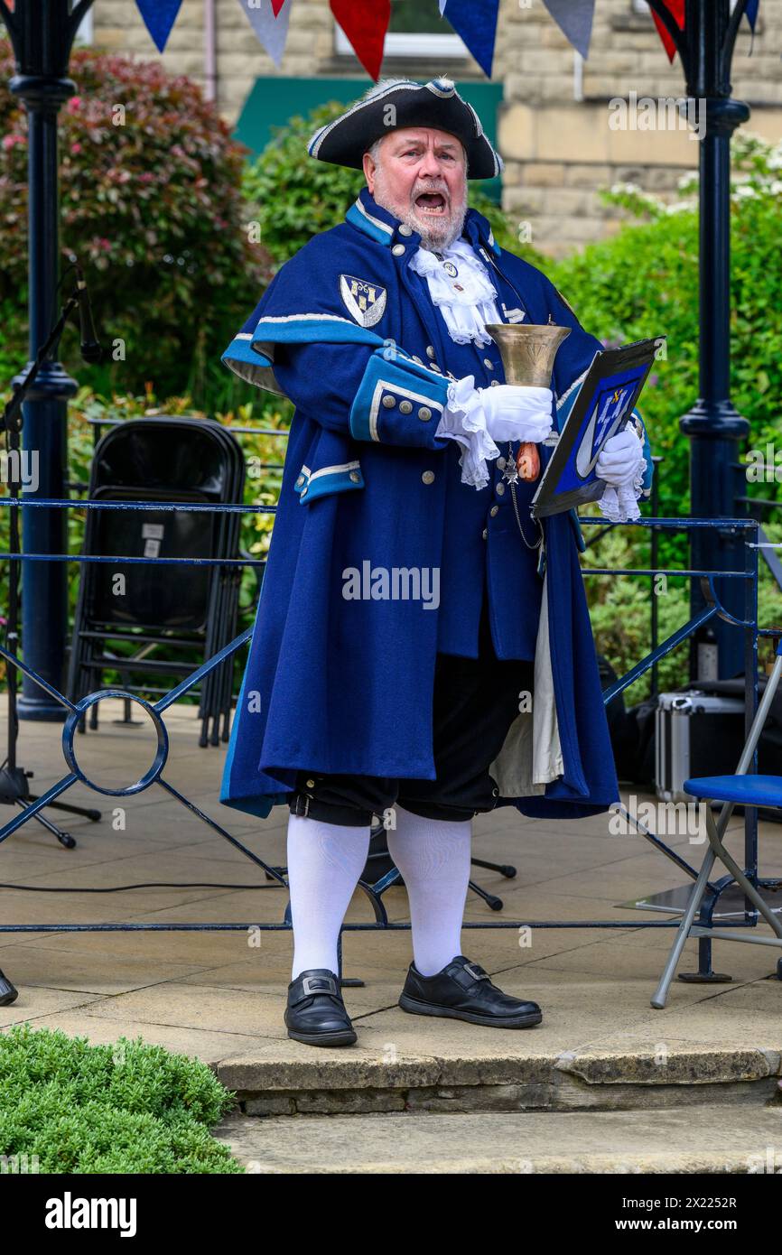 Männlicher Stadtschrei (blau geflochtene Schreier-Lackierung), der laut öffentliche Proklamation oder Ankündigung verkündet und macht - Ilkley, West Yorkshire, England, Großbritannien. Stockfoto