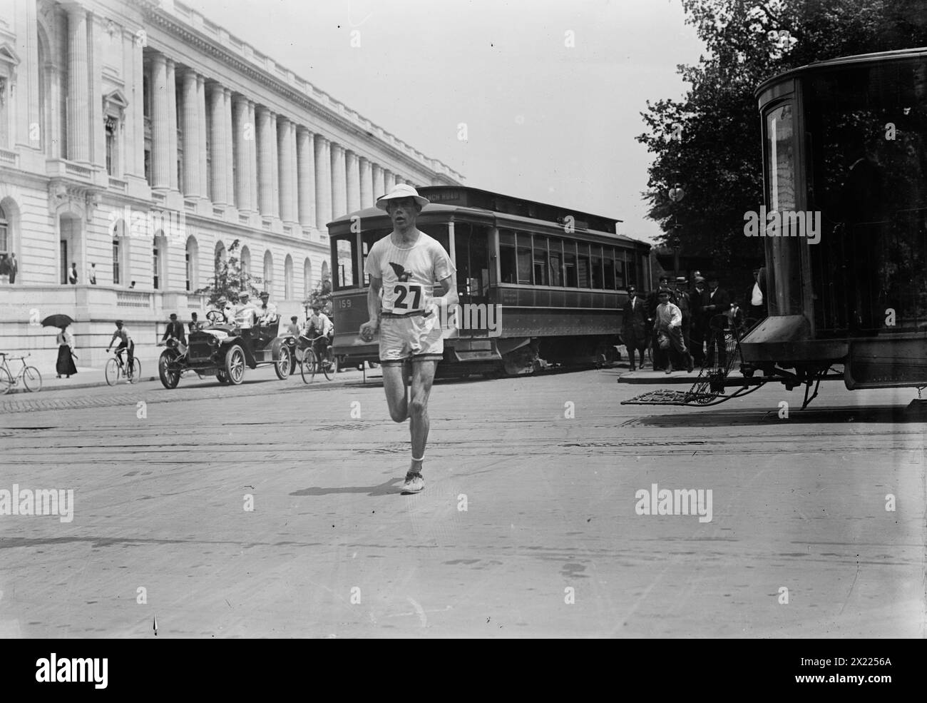 Elphinstone gewann den Washington Marathon 1911. Zeigt H.E. Elphinstone im Marathon auf der Constitution Avenue, NE, Washington, D.C. Gebäude auf der linken Seite befindet sich das Russell Senate Office Building. Stockfoto