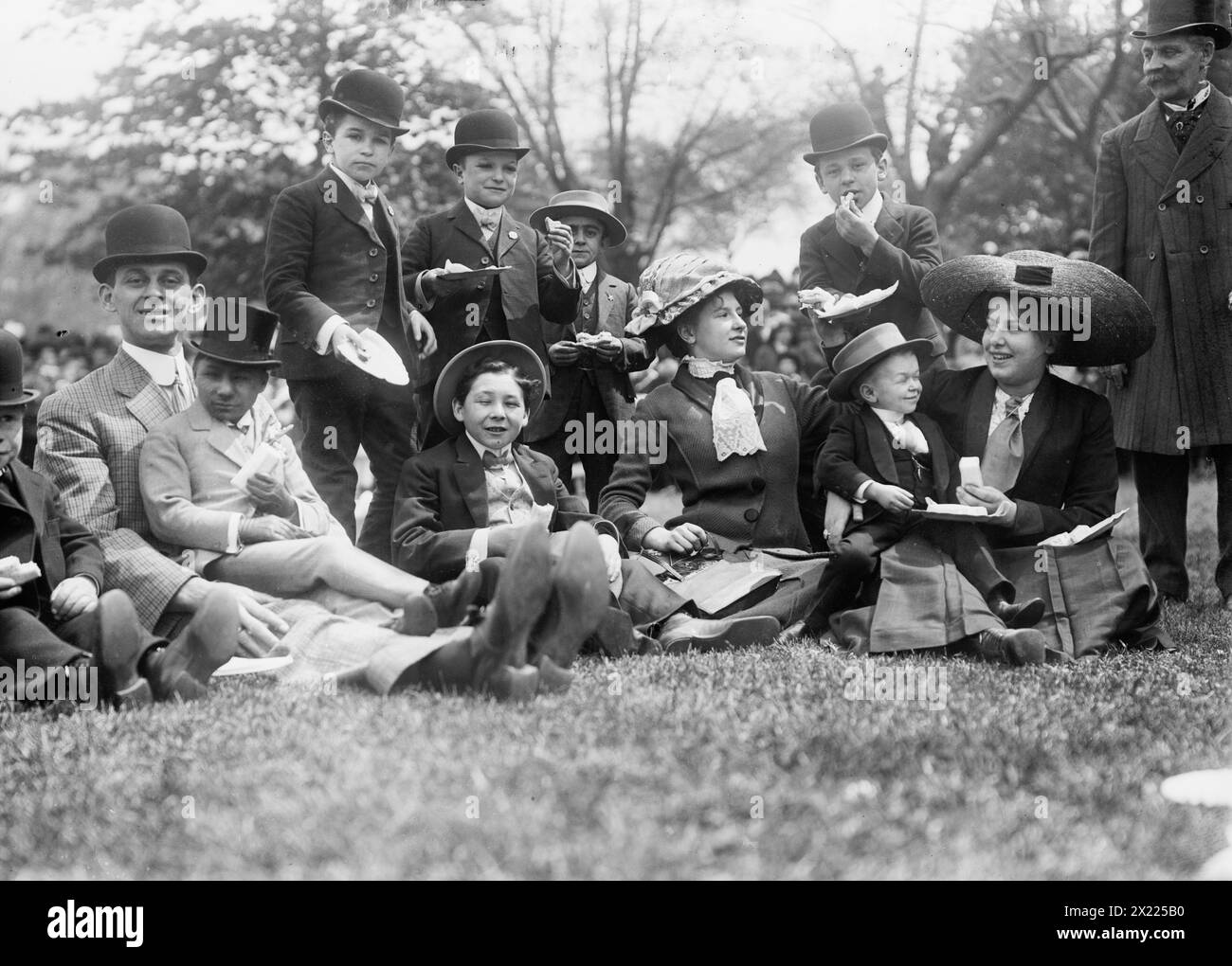 Midgets May Party - Central Park. Gruppe auf Gras, 1910. Stockfoto