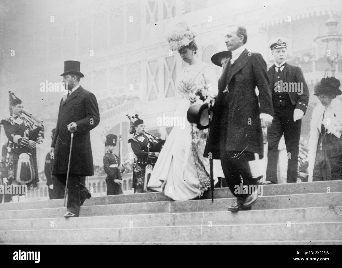 King Geo., Queen Mary, Earl Plymouth, Prince of Wales bei der Eröffnung des Festivals of Empire, 1912. Zeigt König Georg V. von Großbritannien, Königin Maria und Prinz von Wales (George VI) bei der Eröffnung des Festival of Empire im Crystal Palace, London, 12. Mai 1911. Stockfoto