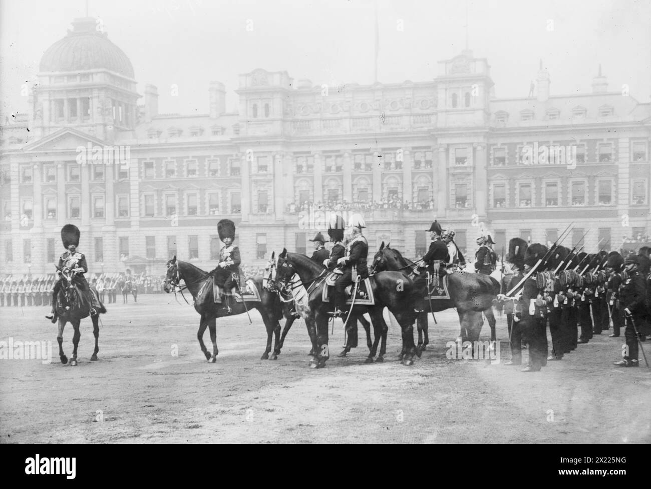 König Georg V. bei Trooping of Colors, Mai 1911. Zum ersten Mal im Mai 1911 vor dem Admiralty Extension Building. Sowohl der König als auch der Herzog von Connaught trugen die Uniform der Grenadiergarde. Auch der Maharaja von Bikaner nahm Teil. Stockfoto